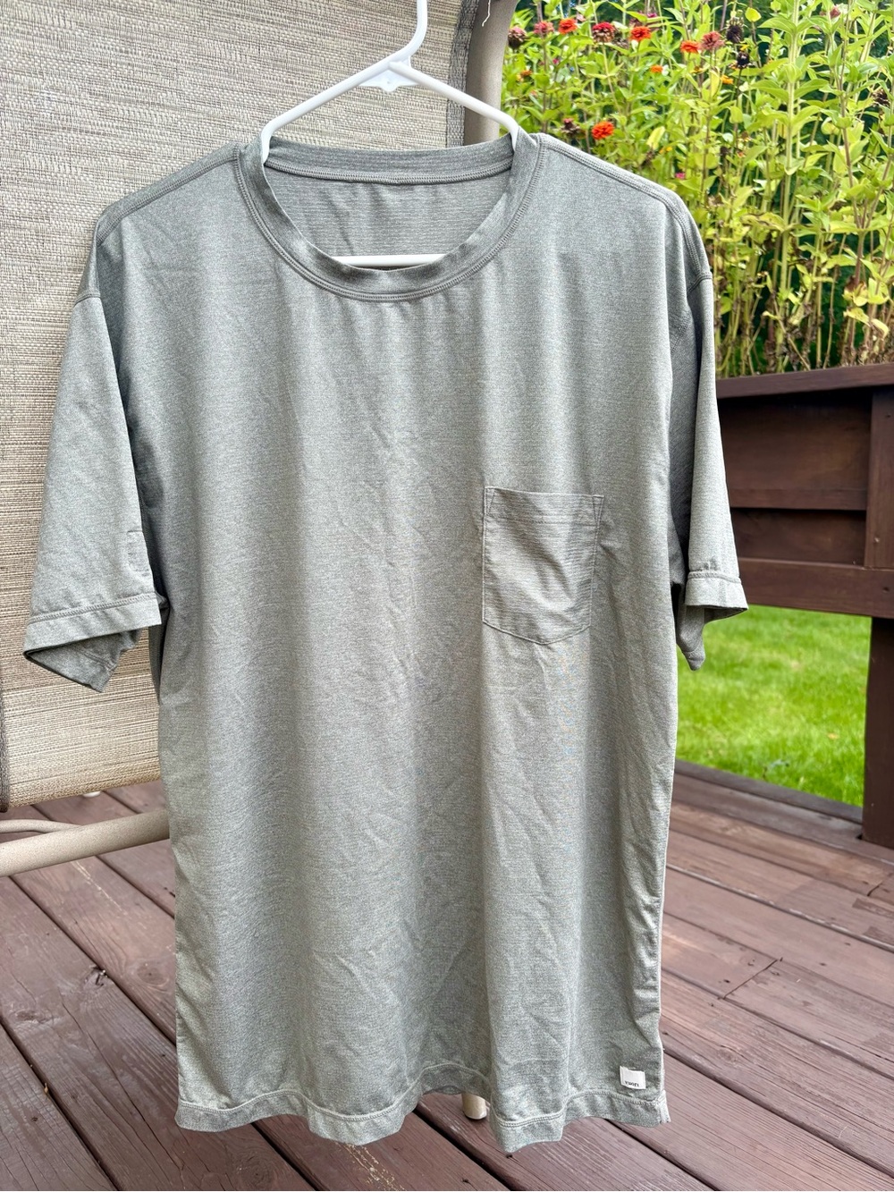 Vuori Current Tech Tee Performance Pocket Shirt Men Grey Heather